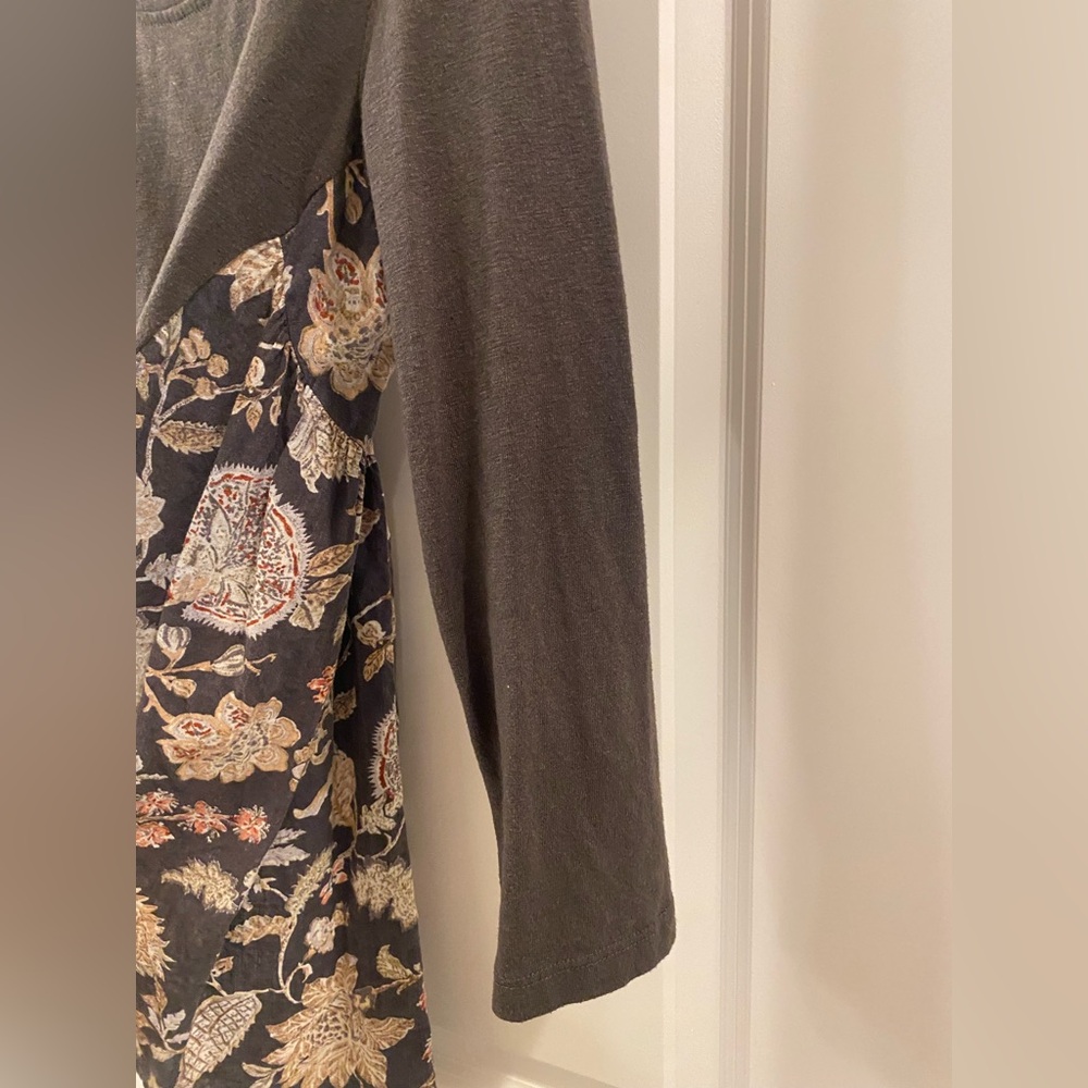 Altar’s State Small Charcoal Floral Hi Low Oversized 3/4 Sleeve Top - Picture 4 of 11